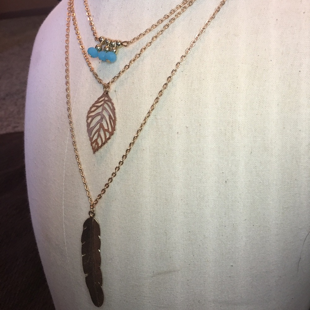 (Q3) Gold Feather Layer Necklace - Picture 5 of 5